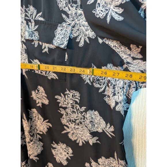 Torrid Harper Floral Shirt V Neck Rolled Sleeves Size 4X Black Polyester - Picture 6 of 7